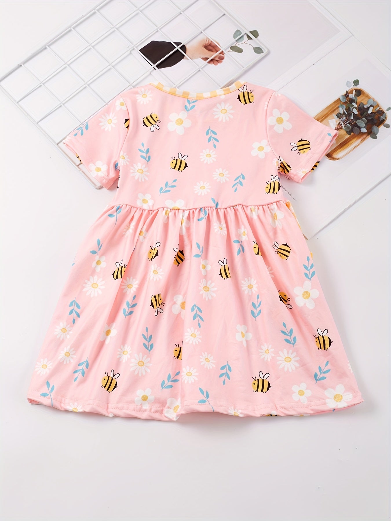 Adorable Girls Bee-Graced Floral Print Dress - Casual Round Neck with Handy Pockets for Everyday Stylish Comfort