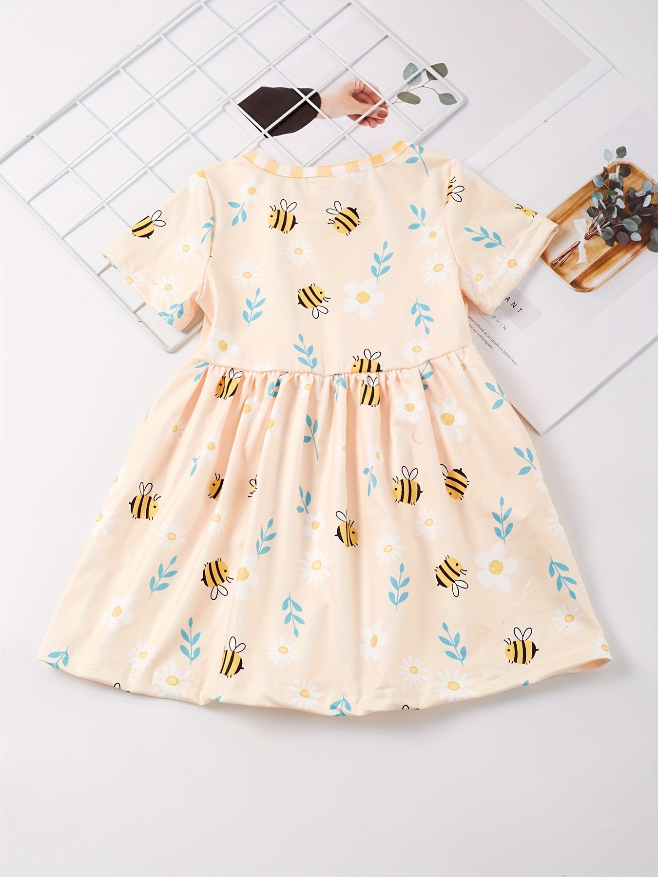 Adorable Girls Bee-Graced Floral Print Dress - Casual Round Neck with Handy Pockets for Everyday Stylish Comfort