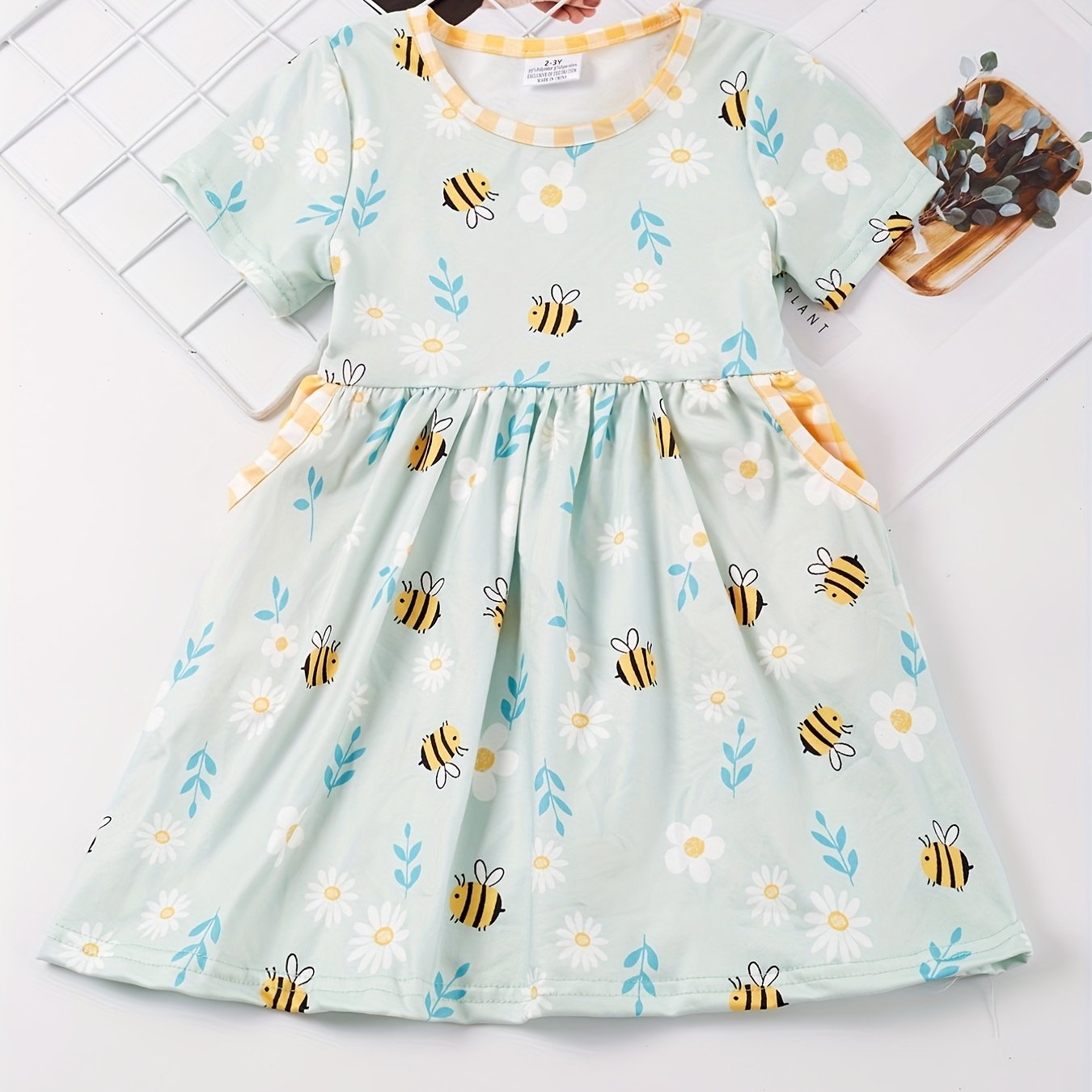 Adorable Girls Bee-Graced Floral Print Dress - Casual Round Neck with Handy Pockets for Everyday Stylish Comfort