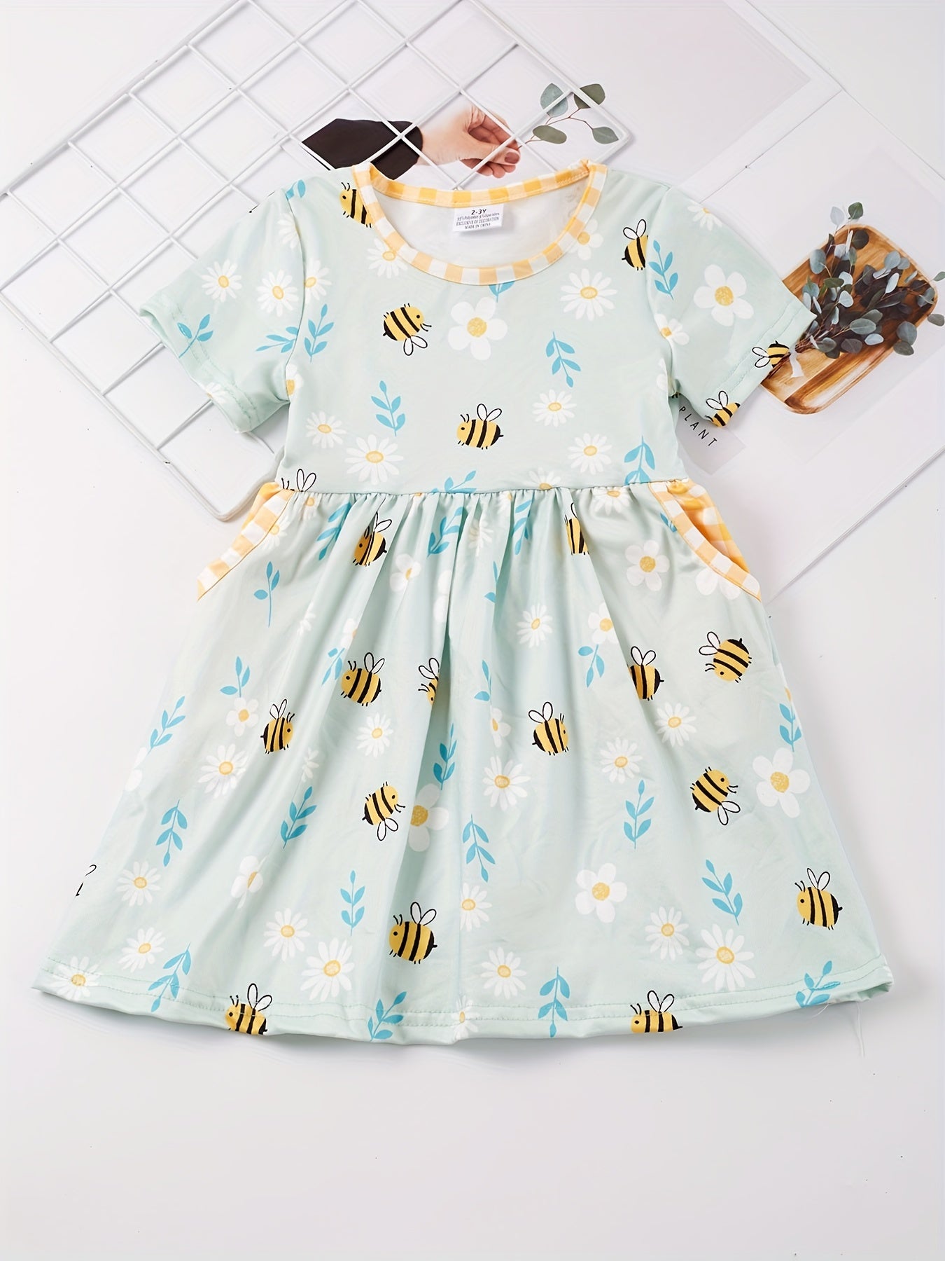 Adorable Girls Bee-Graced Floral Print Dress - Casual Round Neck with Handy Pockets for Everyday Stylish Comfort