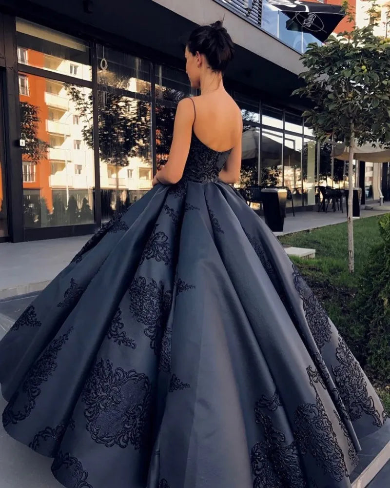 Backless Evening Dresses Ball Gown Plus Size Lace Appliques Prom Gowns Spaghetti Straps Sweep Train Special Occasion Dress