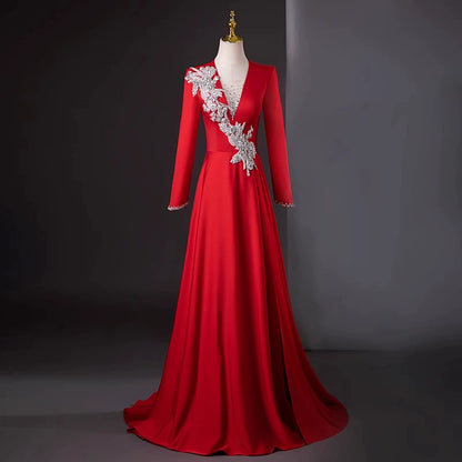 White host evening dress advanced stage chorus table performance dress dignified atmosphere vocal music broadcasting art test
