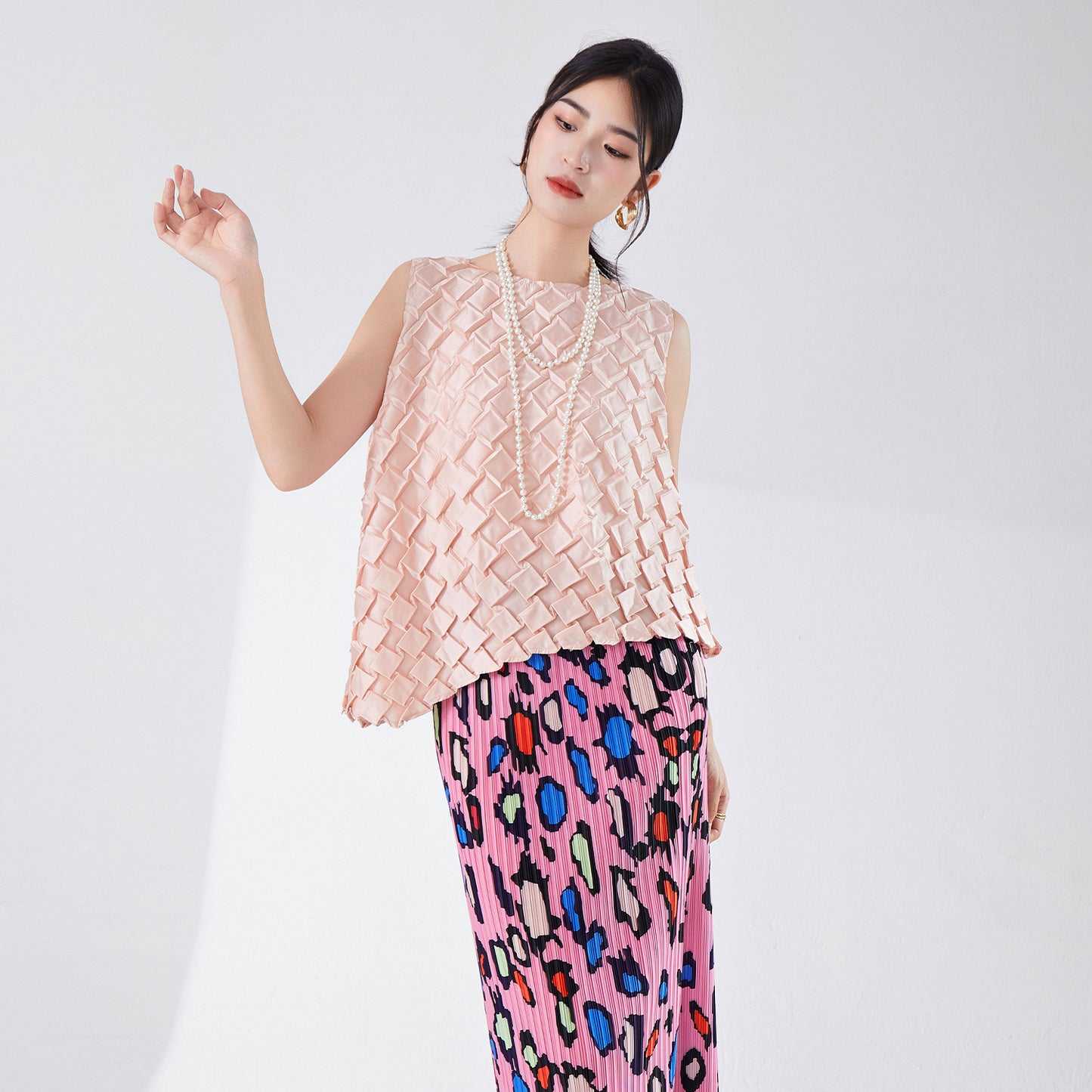 2025 Miyake Large Size Women's Summer Women's Top New Design Sense Irregular Fashion Commuter Versatile Sleeveless T-Shirt