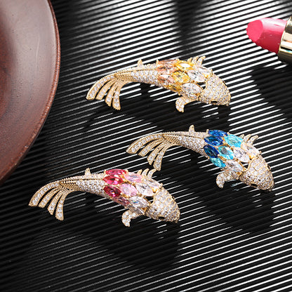 2025 The new Japan and South Korea have fish brooches every year, slightly inlaid with zircon for men and women, personalized small fish pins, and high-end brooch accessories.