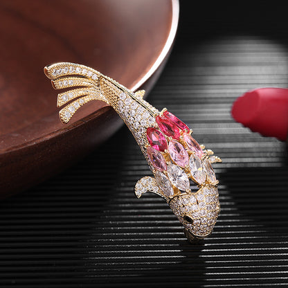 2025 The new Japan and South Korea have fish brooches every year, slightly inlaid with zircon for men and women, personalized small fish pins, and high-end brooch accessories.