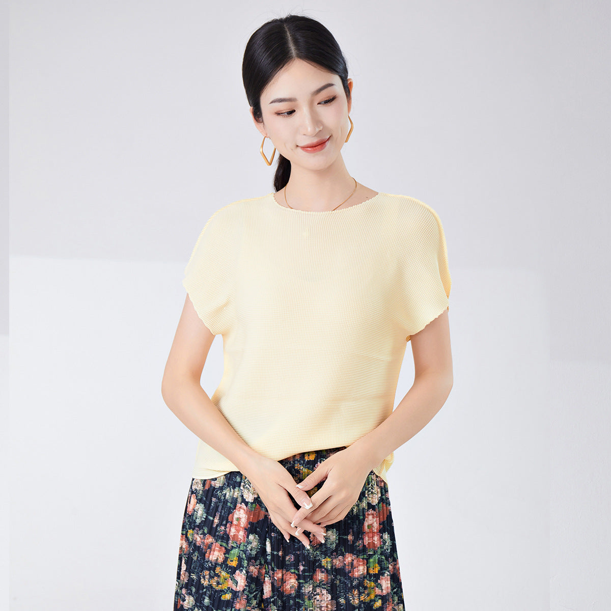 2025 Women's t-shirt high-end summer new round neck loose and thin pullover temperament Miyake short-sleeved top