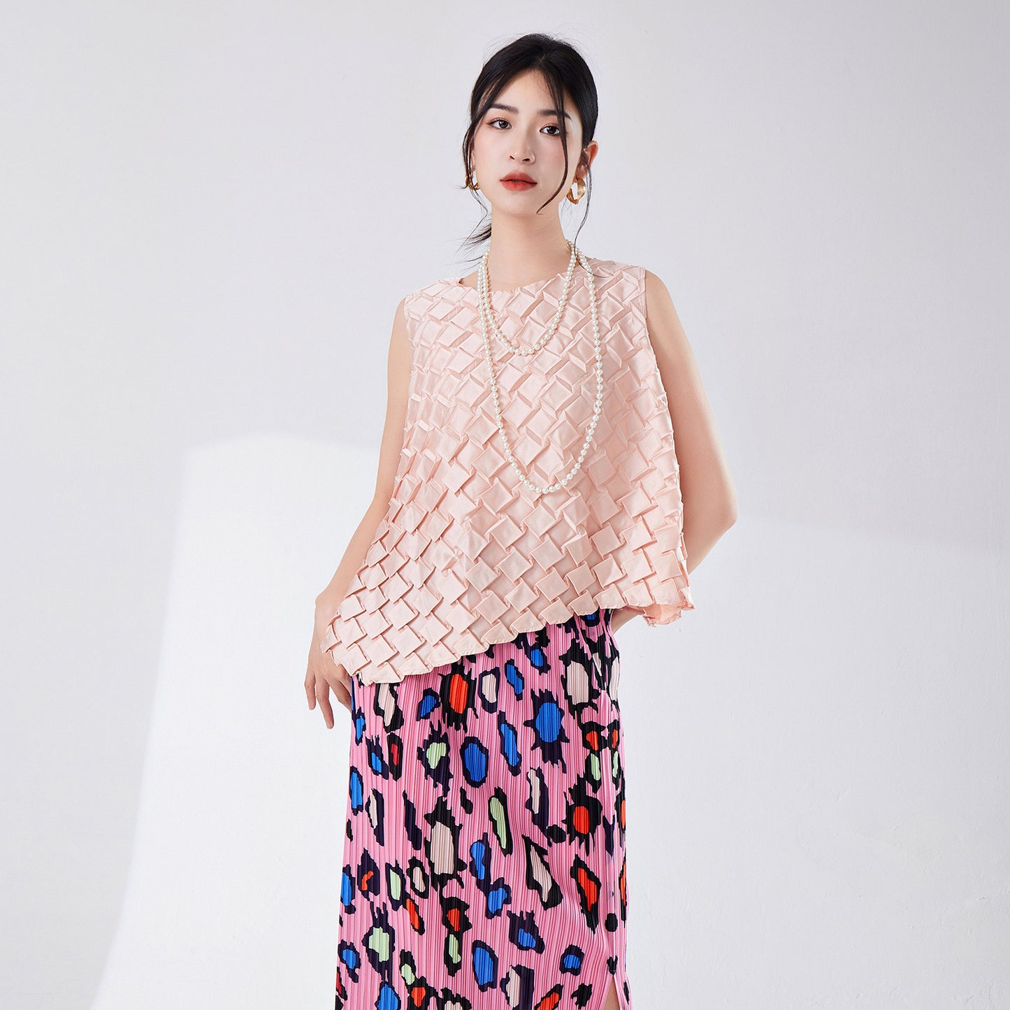 2025 Miyake Large Size Women's Summer Women's Top New Design Sense Irregular Fashion Commuter Versatile Sleeveless T-Shirt