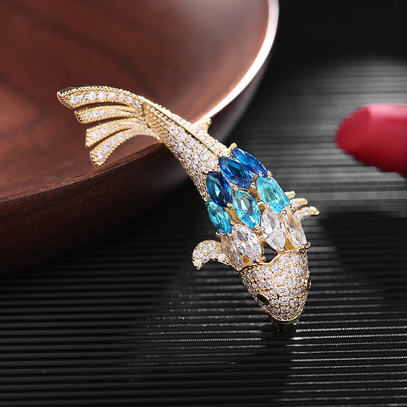 2025 The new Japan and South Korea have fish brooches every year, slightly inlaid with zircon for men and women, personalized small fish pins, and high-end brooch accessories.