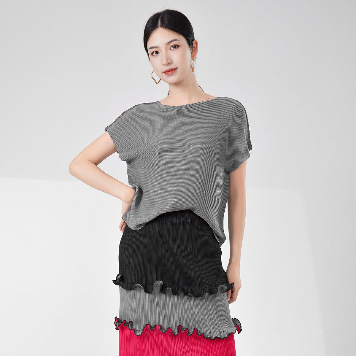 2025 Women's t-shirt high-end summer new round neck loose and thin pullover temperament Miyake short-sleeved top