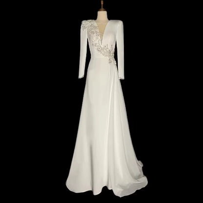 White host evening dress advanced stage chorus table performance dress dignified atmosphere vocal music broadcasting art test