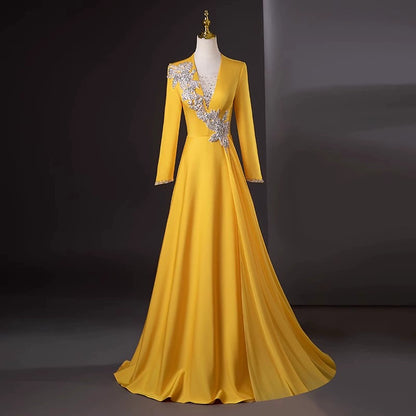White host evening dress advanced stage chorus table performance dress dignified atmosphere vocal music broadcasting art test