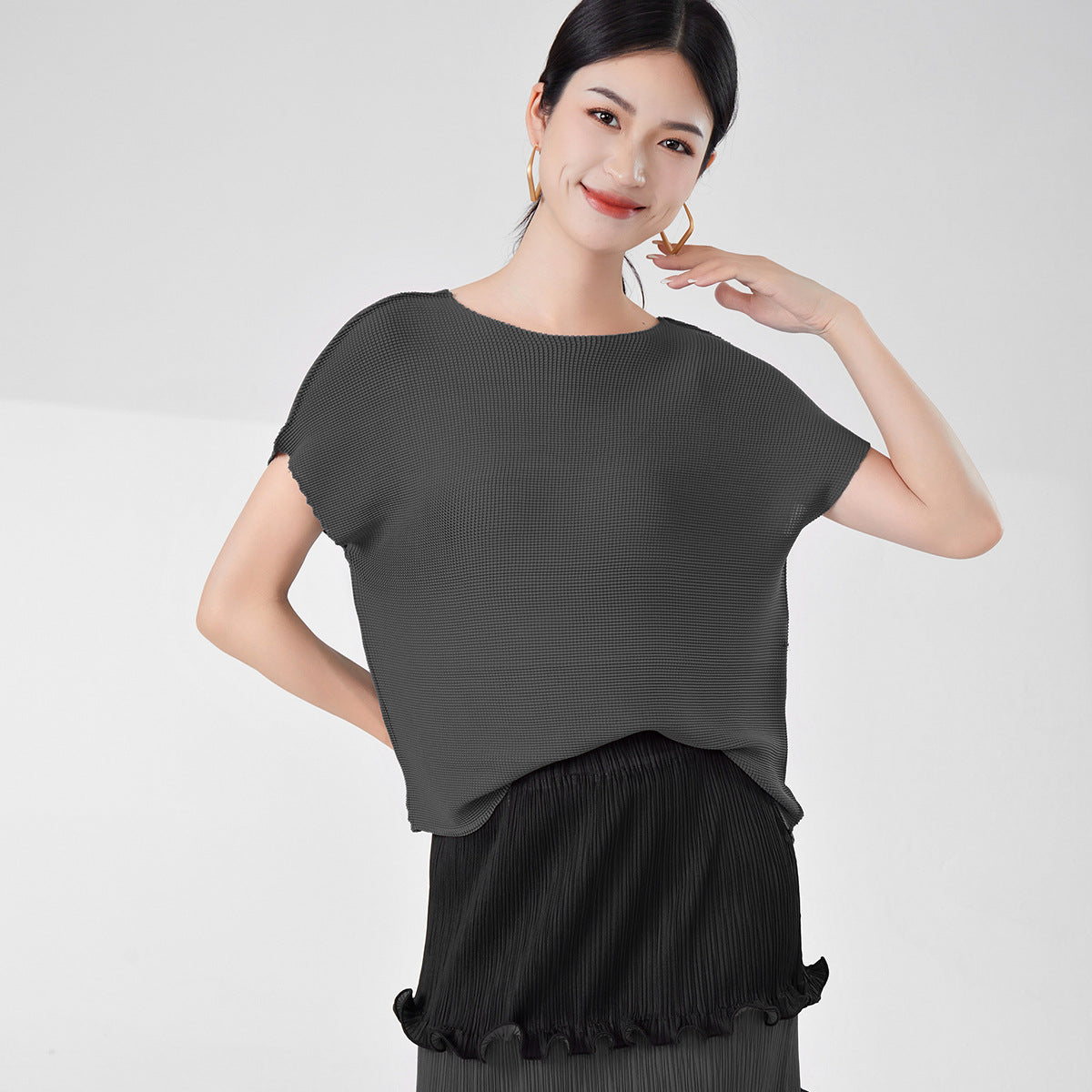 2025 Women's t-shirt high-end summer new round neck loose and thin pullover temperament Miyake short-sleeved top