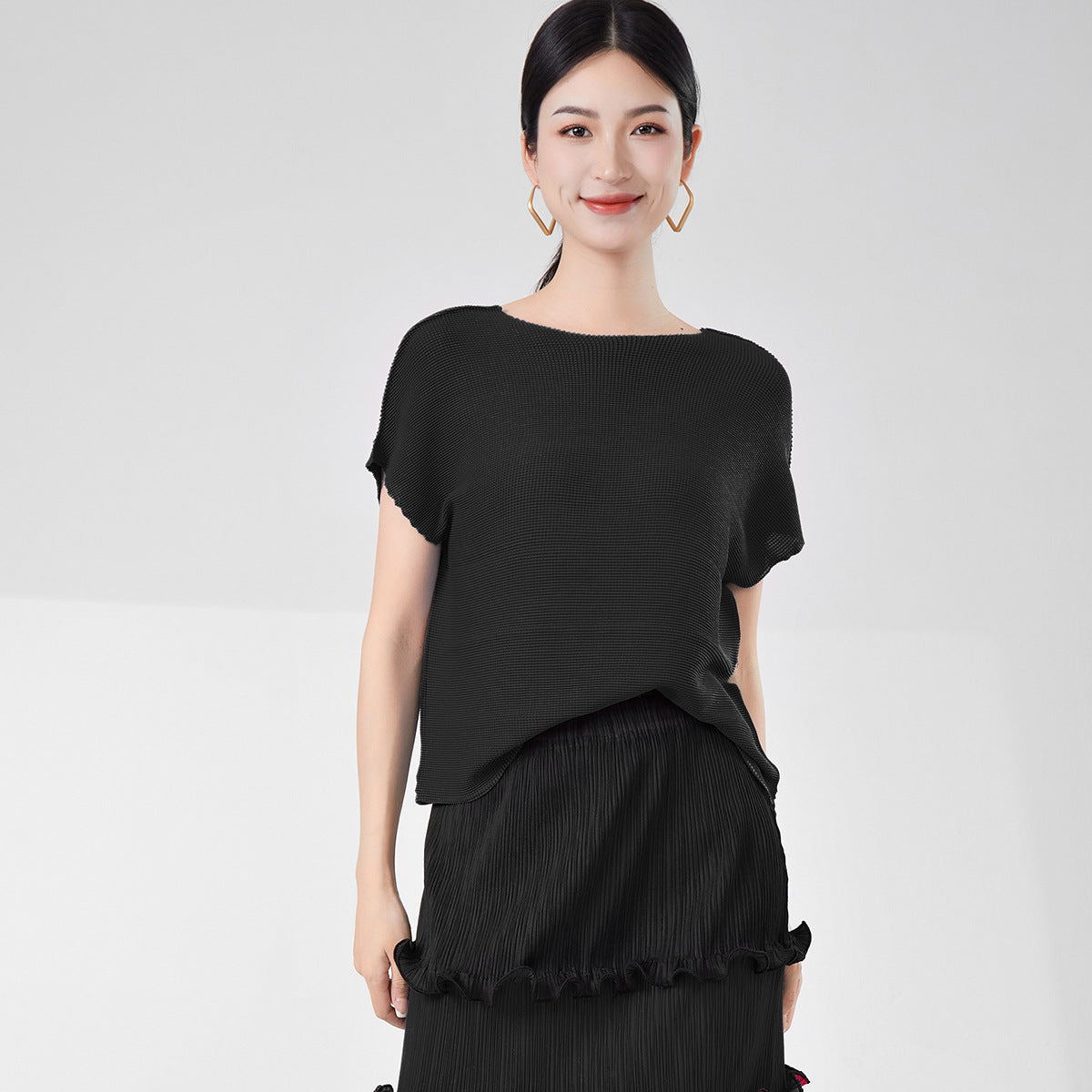 2025 Women's t-shirt high-end summer new round neck loose and thin pullover temperament Miyake short-sleeved top