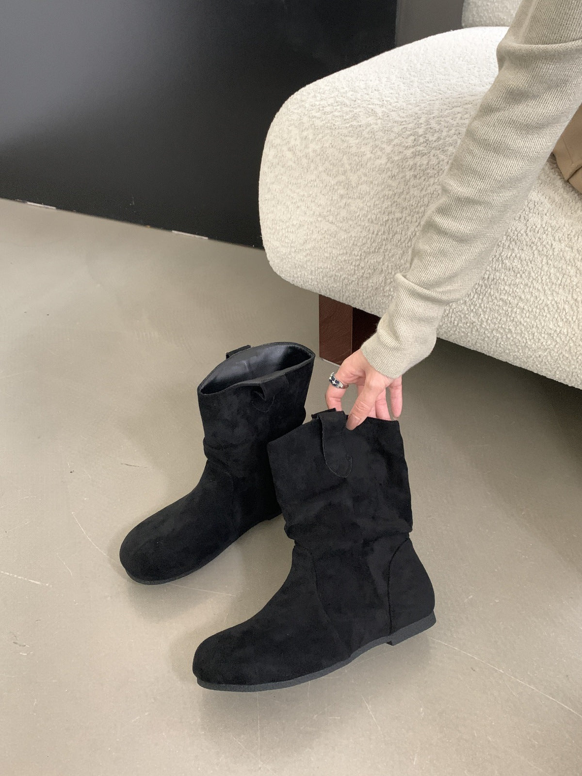 2025  Internet celebrity popular pile boots women's round head flat bottom short boots popular autumn thin soft sole small short boots western cowboy boots