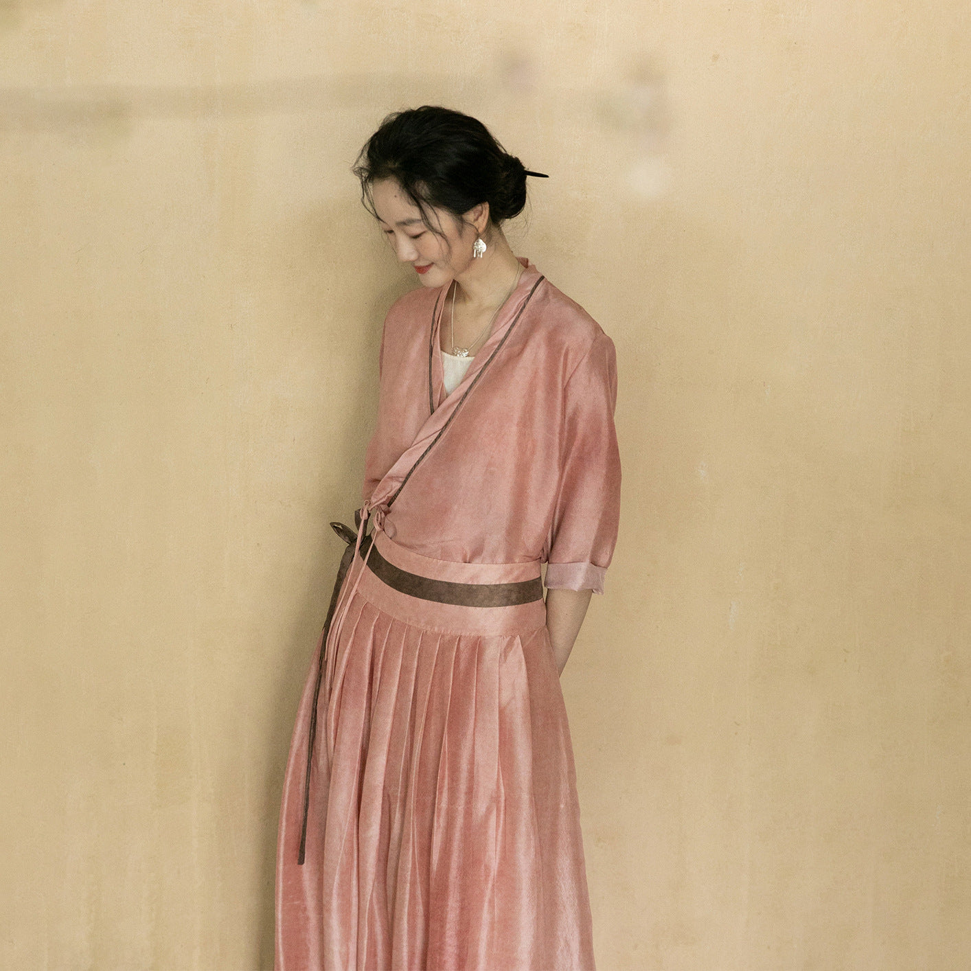 New Chinese women's clothing suit summer, pink V-neck shirt, light retro Zen top, versatile skirt