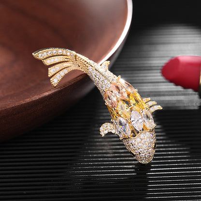 2025 The new Japan and South Korea have fish brooches every year, slightly inlaid with zircon for men and women, personalized small fish pins, and high-end brooch accessories.