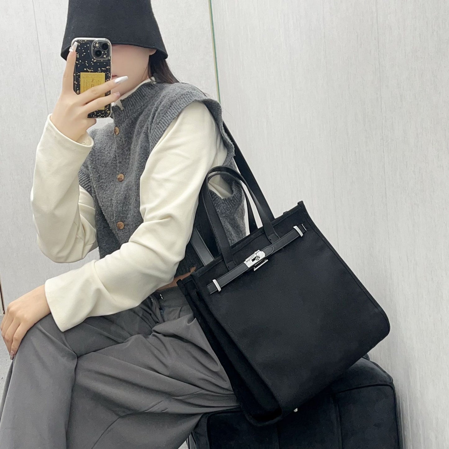 ZLLKL 2025 popular New Premium Retro Lock Contrast Color Kelly Bag Women's Large Capacity Portable One Shoulder Underarm Tote Bag Women