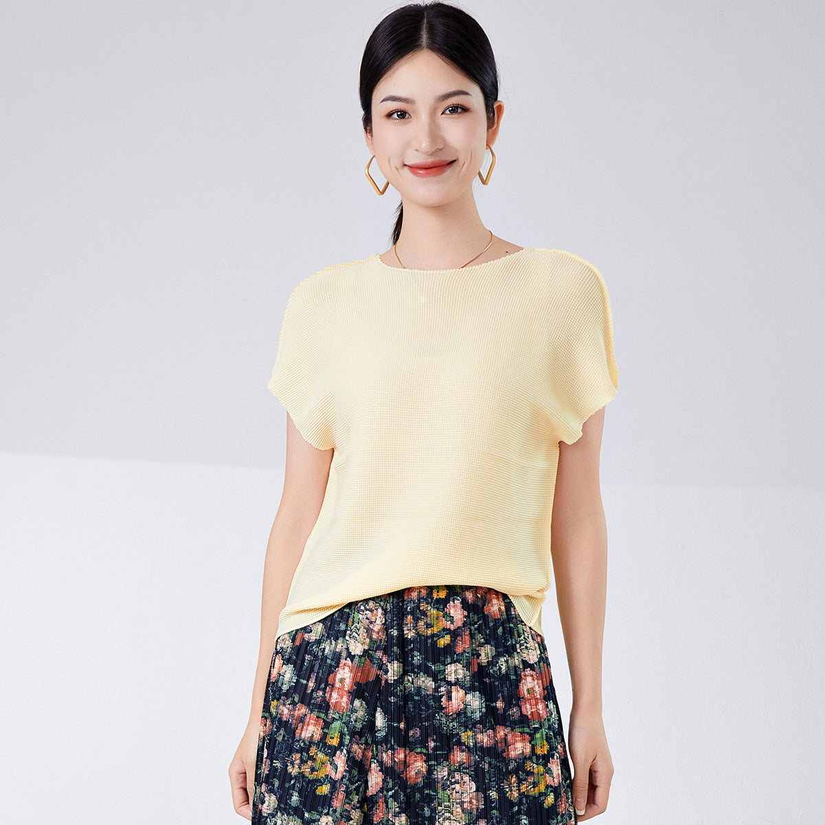 2025 Women's t-shirt high-end summer new round neck loose and thin pullover temperament Miyake short-sleeved top