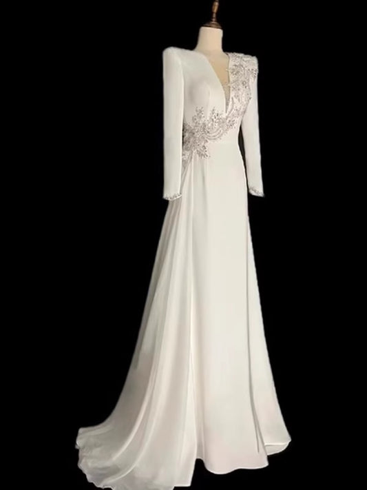 White host evening dress advanced stage chorus table performance dress dignified atmosphere vocal music broadcasting art test